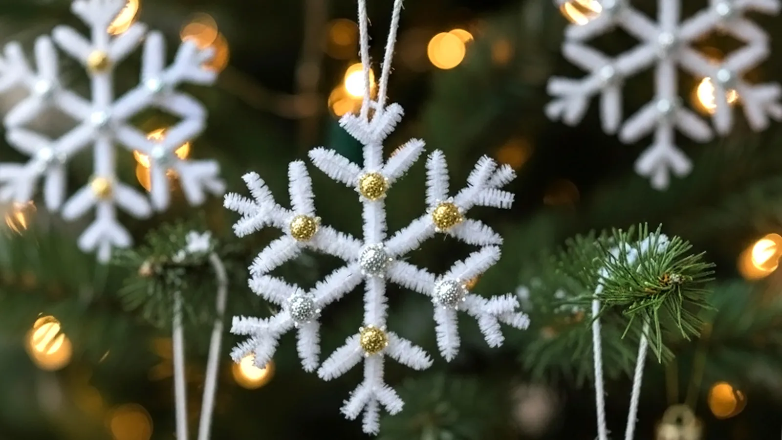 [100-Yen Store DIY] Complete Guide to Making Sparkling Snowflake Ornaments with Pipe Cleaners and Beads